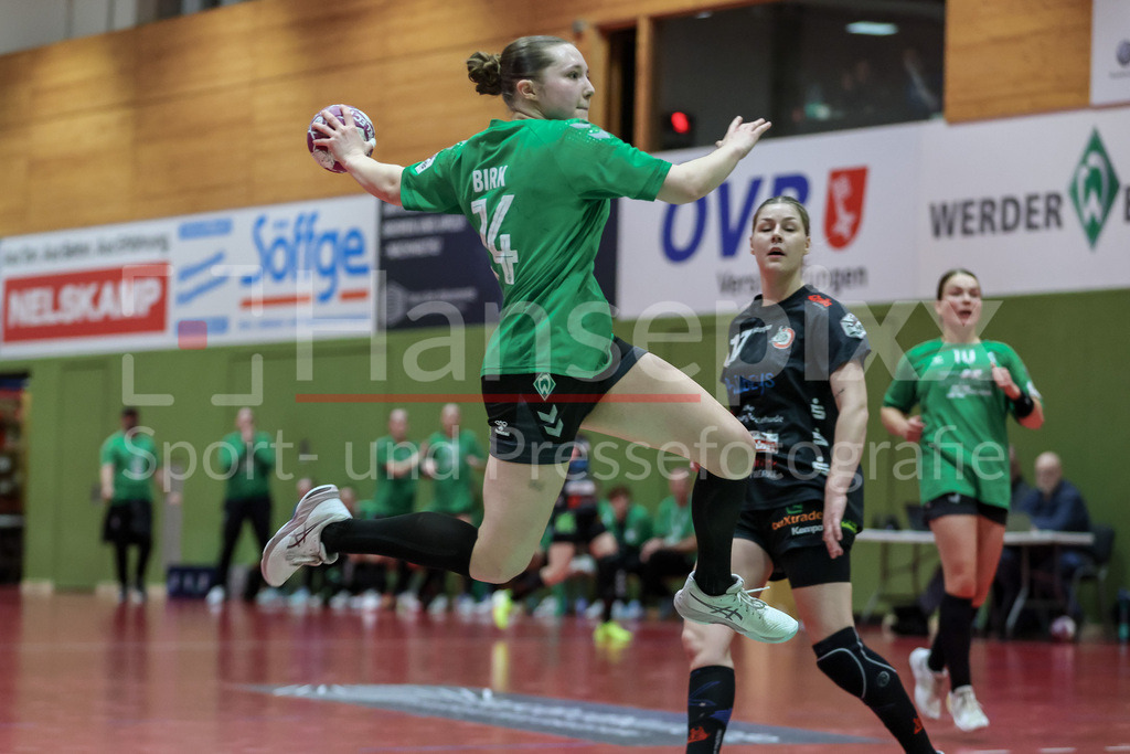 Handball, 2. Bundesliga Frauen, SV Werder Bremen - HL Buchholz 08-Rosengarten | v.li.: Mara Birk (SV Werder Bremen, 74) beim Wurf, am Ball, Spielszene, Aktion, Action