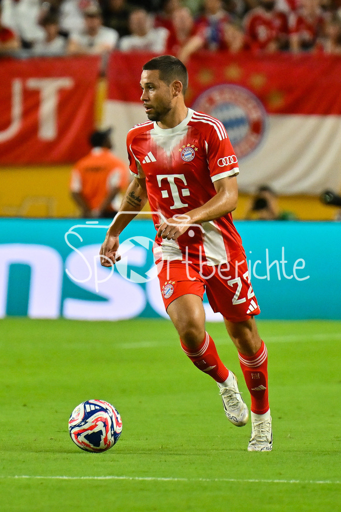 FC Bayern München - Boca Juniors | am Ball Raphael GUERREIRO (FC Bayern Muenchen 22) / Einzelfoto / Freisteller / FIFA Club World Cup: FC Bayern Muenchen - Boca Juniors, Hard Rock Stadium am 20.06.2025 / NOT FOR SALE IN USA