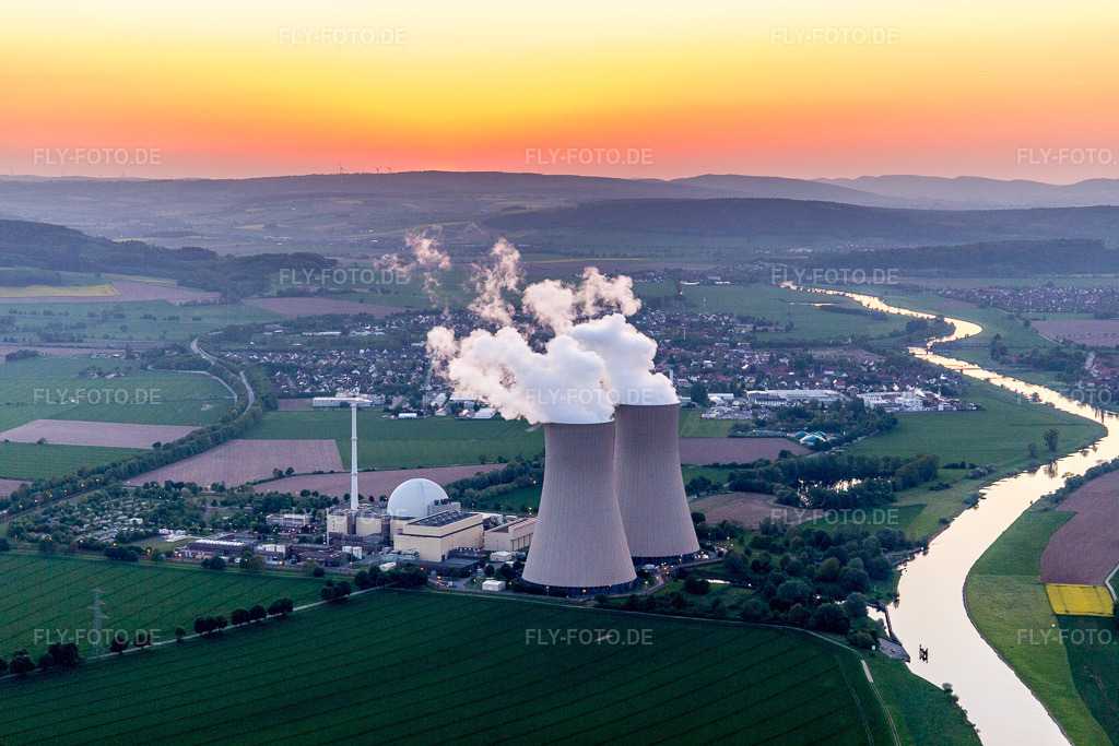 Luftbild: Reaktorblöcke, Kühlturmbauwerke und Anlagen des AKW - KKW Atomkraftwerk - Kernkraftwerk Grohnde an der Weser im Abendrot in Grohnde im Ortsteil Grohnde in Emmerthal im Bundesland Niedersachsen in Deutschland. Foto: IMG_107085.jpg vom 04.05.2018 durch Werner Riehm/FLY-FOTO.de