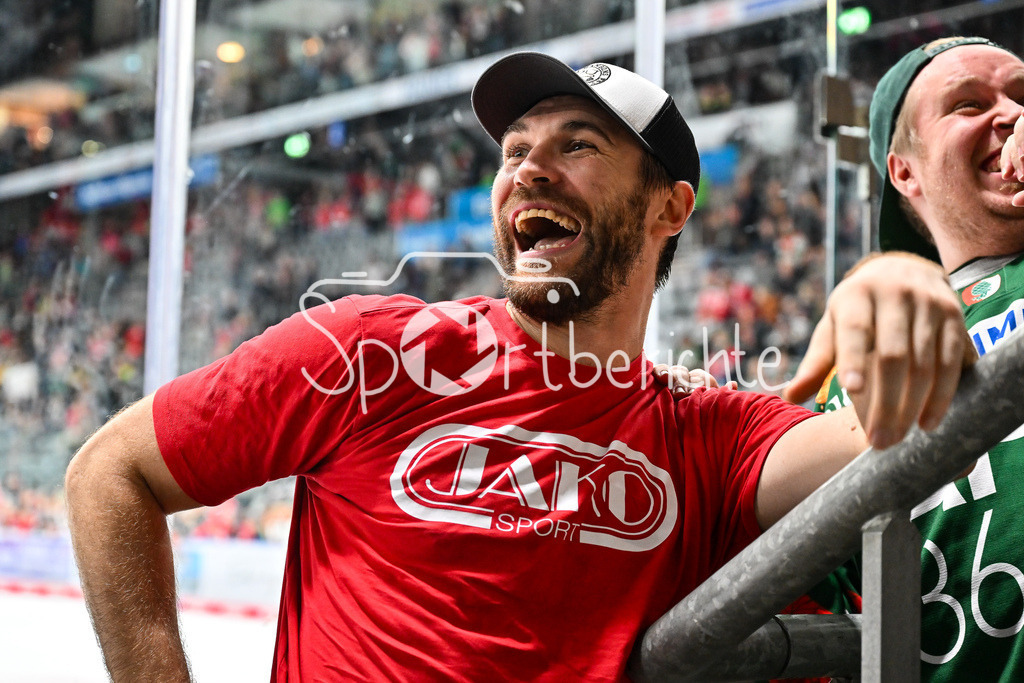 Augsburger Panther - Löwen Frankfurt | Die Spieler der Augsburger Panther feiern zusammen mit den Fans den Heimsieg gegen Frankfurt - Alexandre GRENIER (Augsburger Panther 82)  beim match zwischen den Augsburger Panthern und den Löwen Frankfurt am 8. Spieltag der Penny DEL im Curt Frenzel Stadion am 19.10.2025