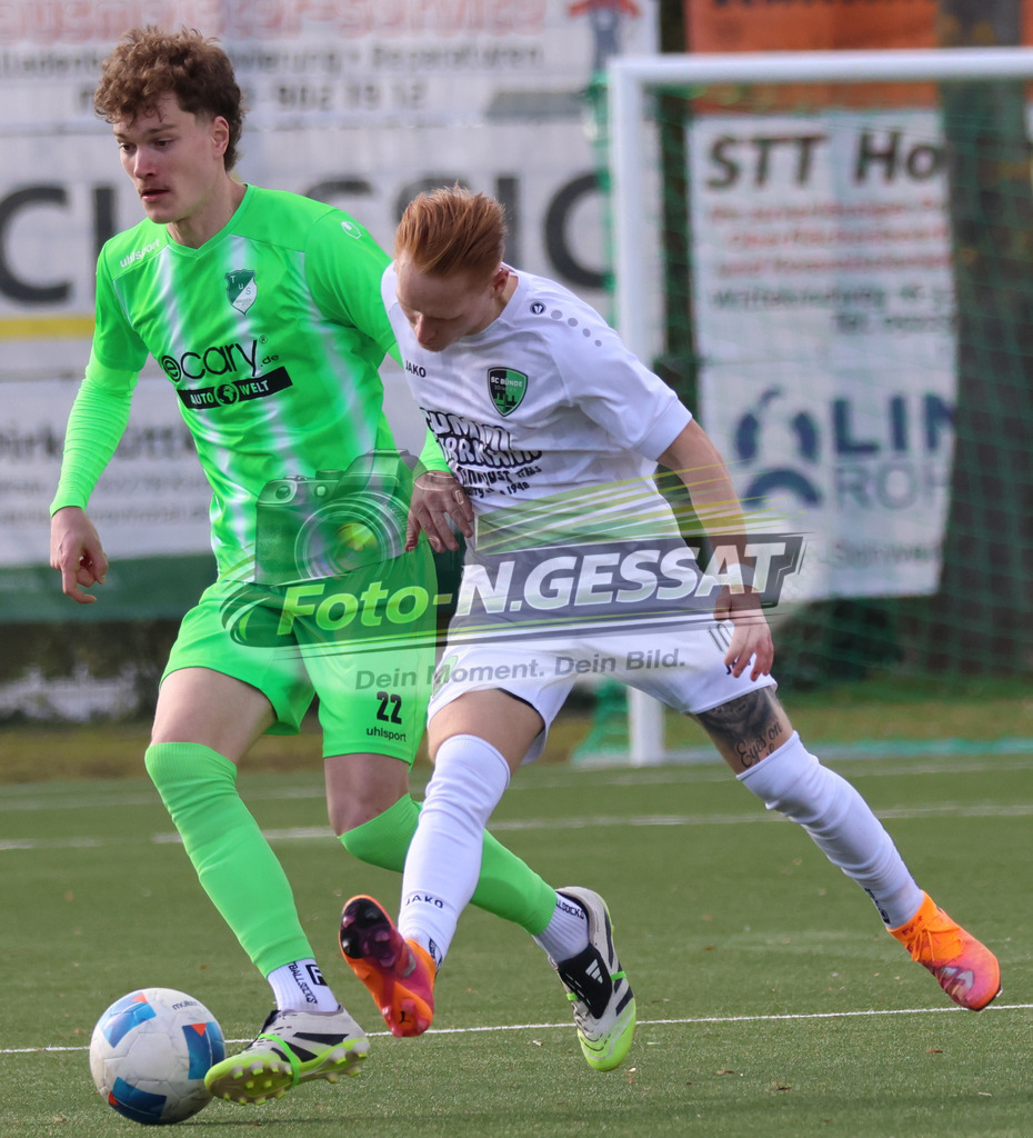 SC Bünde - TuS Ahmsen | Auf dem Bild zu sehen: weiß SC Bünde: Nick Braun ; grün TuS Ahmsen: Janis KopmannSC Bünde, TuS Ahmsen, Saison 25/26, Bezirksliga, Deutschland - Realisiert mit Pictrs.com
