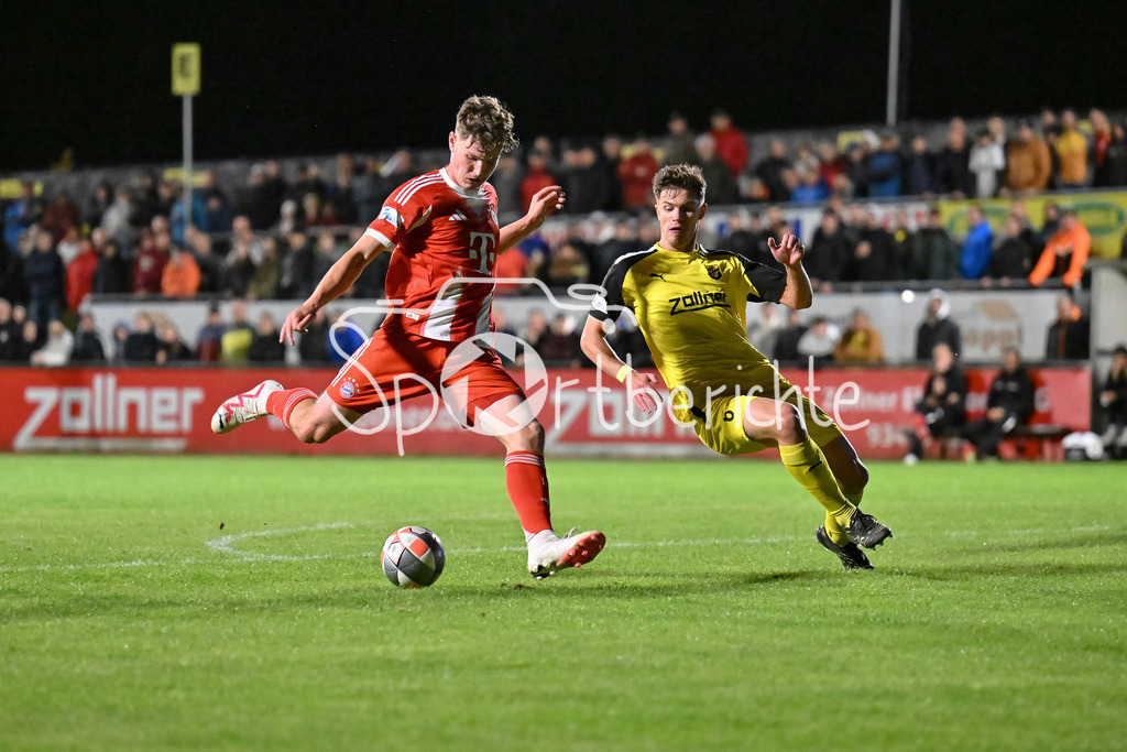 DJK Vilzing - FC Bayern Amateure | im Duell Richard Christian MEIER (FC Bayern Muenchen II 11) und Mario KUFNER (DJK Vilzing 6) / Zweikampf / Regionalliga Bayern: DJK Vilzing - FC Bayern Amateure; Manfred-Zollner Stadion am 23.09.2025