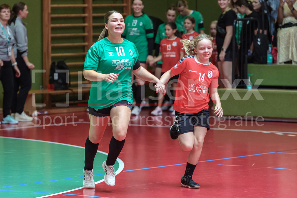Handball, DHB-Pokal Frauen, SV Werder Bremen - VfL Oldenburg | v.li.: Madita Probst (SV Werder Bremen, 10) beim Einlaufen vor dem Spiel