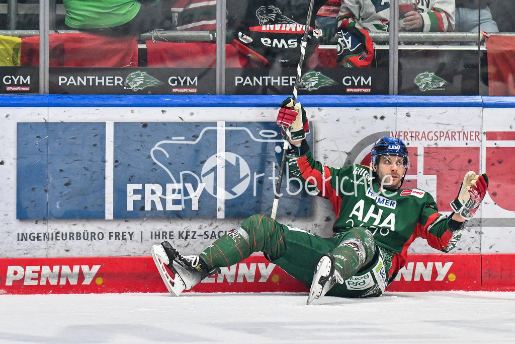 Augsburger Panther - Löwen Frankfurt | AUGSBURG, GERMANY - 16. JANUARY: Jubel der Panther nach dem TReffer zum 2-1 durch Joseph CRAMAROSSA (Augsburger Panther 92) / Tor / Torschuetze / Freude / Happy während dem Match zwischen den Augsburger Panthern und den Löwen Frankfurt am 40. Spieltag der penny DEL im Curt Frenzel Stadion