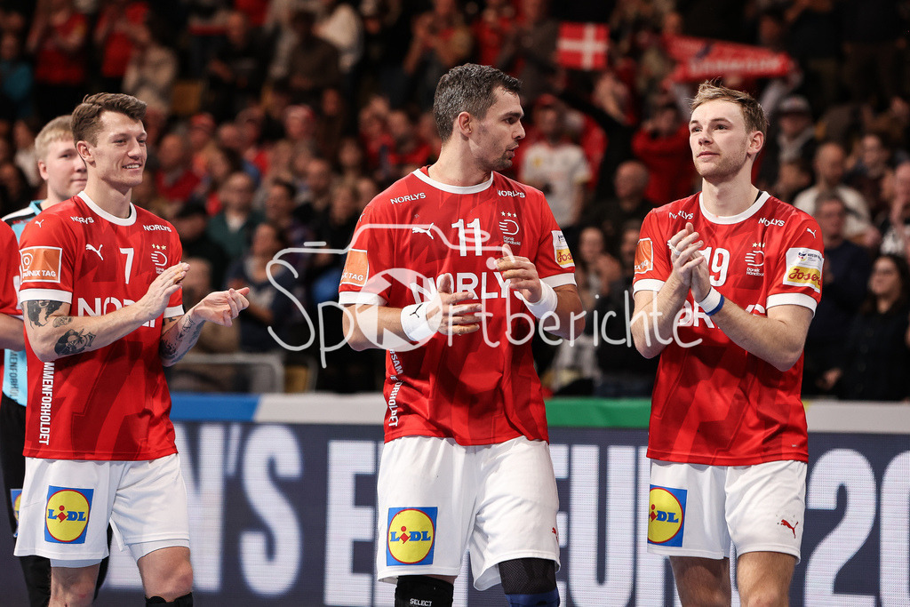 Dänemark - Portugal | Das Team aus Daenemark freut sich ueber den Sieg gegen Portugal / Emil JAKOBSEN (DEN #7), Rasmus LAUGE SCHMIDT (DEN #11), Mathias GIDSEL (DEN #19)