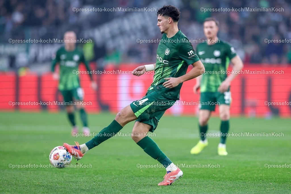 BMG13122502041 | 13.12.2025, Fußball, Borussia Mönchengladbach - VfL Wolfsburg, 1. Fußball Bundesliga, 14.Spieltag, Borussia-Park, Saison 2025 2026: Jenson Seelt&nbsp;(VfL Wolfsburg #14)  DFB regulations prohibit any use of photographs as image sequences and or quasi-video.