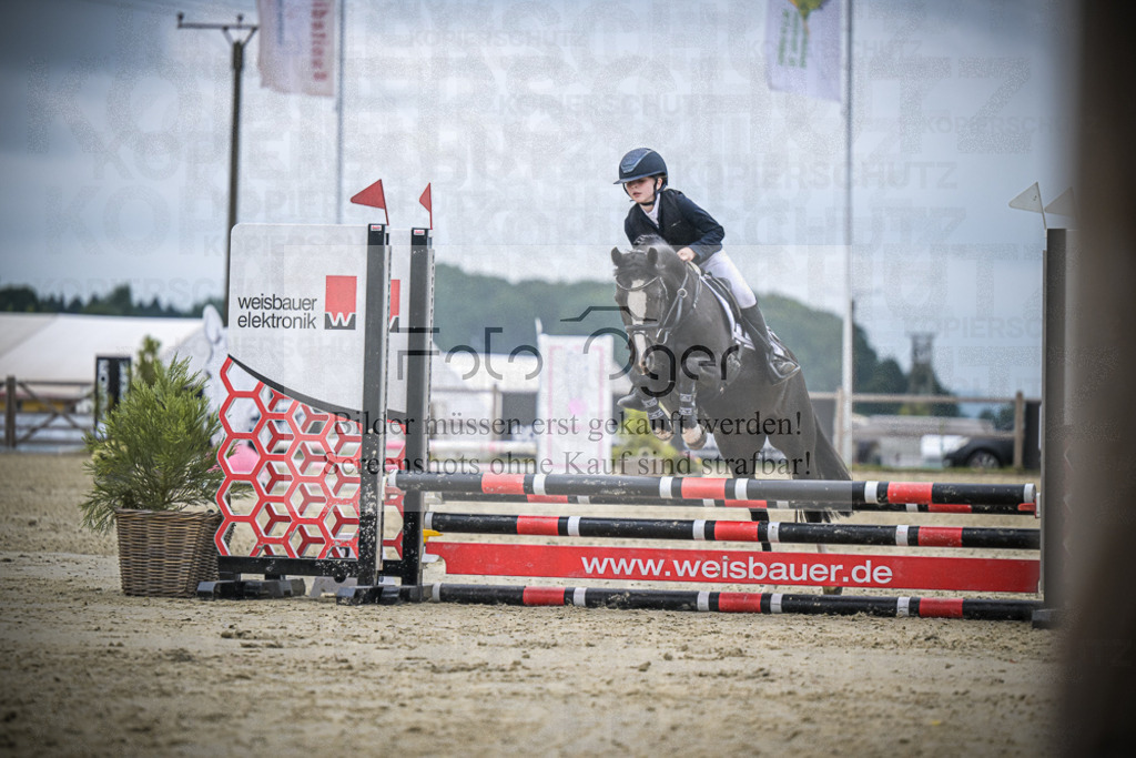 DOS_0447 | Entdecke hochwertige Reitturnierfotos von Foto Oger. Professionell, emotional und authentisch – jetzt Lieblingsmomente im Shop bestellen.Deutschlandweite Turnierfotografie. - Realisiert mit Pictrs.com