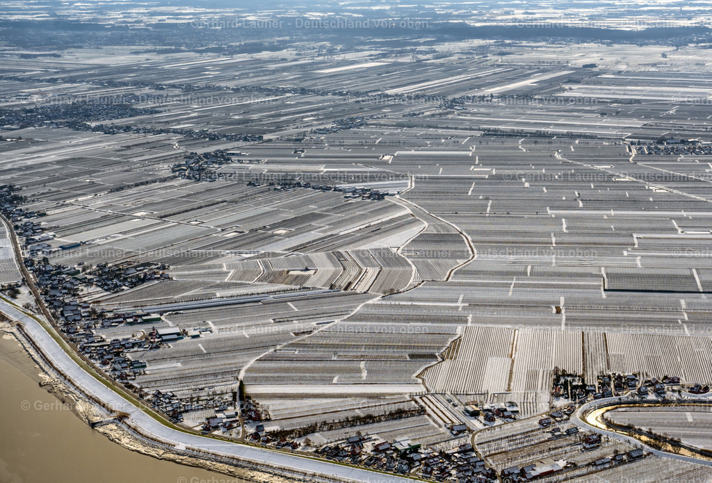 4044523 | winterliche Küstenlandschaft bei Guderhanviertel, GRüNENDEICH 14.02.2021 Winterlich schneebedeckte Strukturen auf landwirtschaftlichen Feldern in Grünendeich im Bundesland Niedersachsen, Deutschland. // Wintry snowy structures on agricultural fields in Gruenendeich in the state Lower Saxony, Germany. Foto: Gerhard Launer