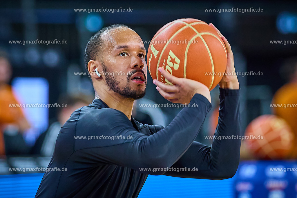 GER, ratiopharm ulm gegen FC Bayern, Basketball, 2. PlayOff, Finale, EasyCredit Bundesliga, Spielzeit 2024/2025, 18.06.2025 | Portrait, Portraet, Freisteller von Elias Harris (FC Bayern, #20) mit BallGER, ratiopharm ulm gegen FC Bayern, Basketball, 2. PlayOff, Finale, EasyCredit Bundesliga, Spielzeit 2024/2025, 18.06.2025Foto: Eibner-Pressefoto/Gerald Oelze-de Stoppany