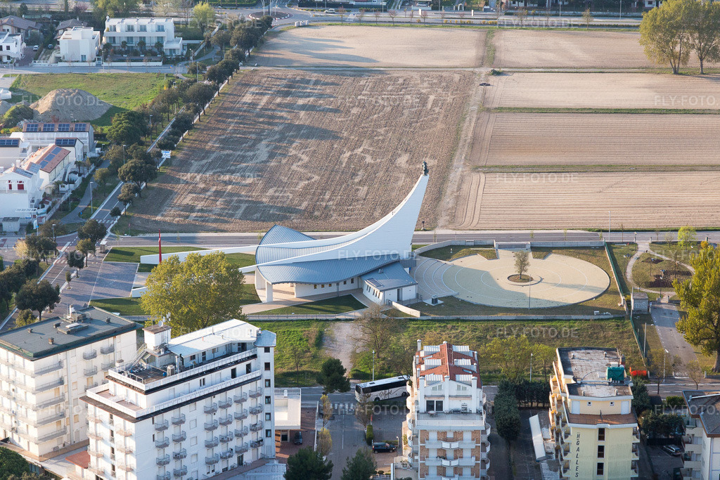 Luftbild: Ortsansicht in Jesolo im Bundesland Venetien in Italien. Foto: IMG_098202.jpg vom 03.04.2017 durch Werner Riehm/FLY-FOTO.de