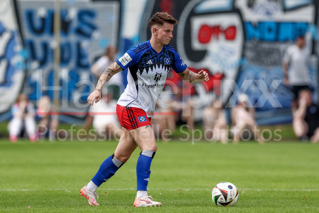 Fussball, Testspiel Frauen, Hamburger SV - Holstein Kiel | Jobina Lahr (Hamburger SV, 31) am Ball, Freisteller, Einzelbild, Ganzkörper, Aktion, Action, Spielszene