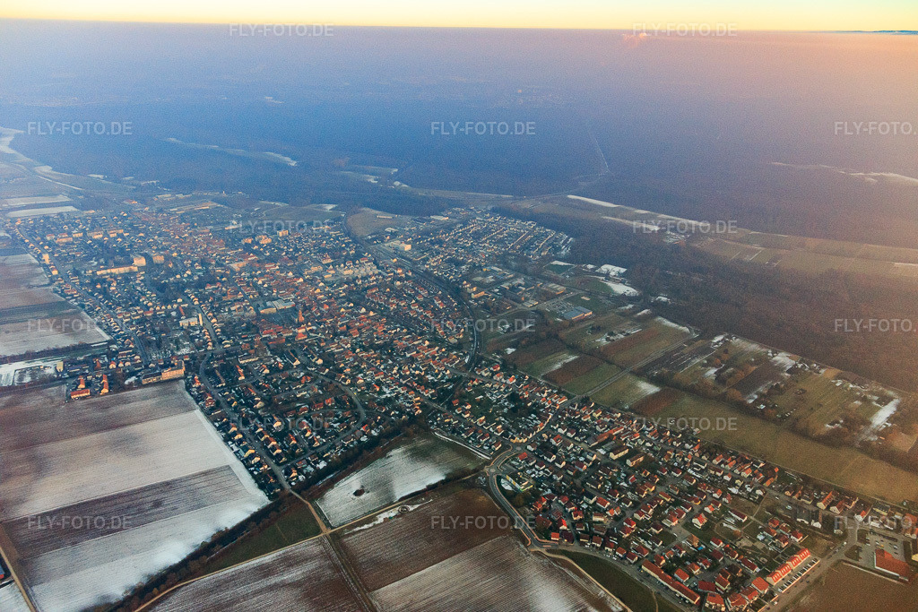 Luftbild: Stadtübersicht im Winter mit wenig Schnee aus Nordwesten in Kandel im Bundesland Rheinland-Pfalz in Deutschland. Foto: IMG_096388.jpg vom 21.01.2017 durch Werner Riehm/FLY-FOTO.de