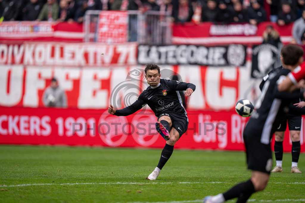 Kickers Offenbach vs. SG Sonnenhof Grossaspach, Fussball, Regionalliga Suedwest, 24. Spieltag, 14.03.2026 | Niklas Pollex (SG Sonnenhof Großaspach, #18) versuchts per direktem Freistoss,Kickers Offenbach vs. SG Sonnenhof Grossaspach, Fussball, Regionalliga Suedwest, 24. Spieltag, 14.03.2026Foto: photosbyphips/Philip Ziegler
