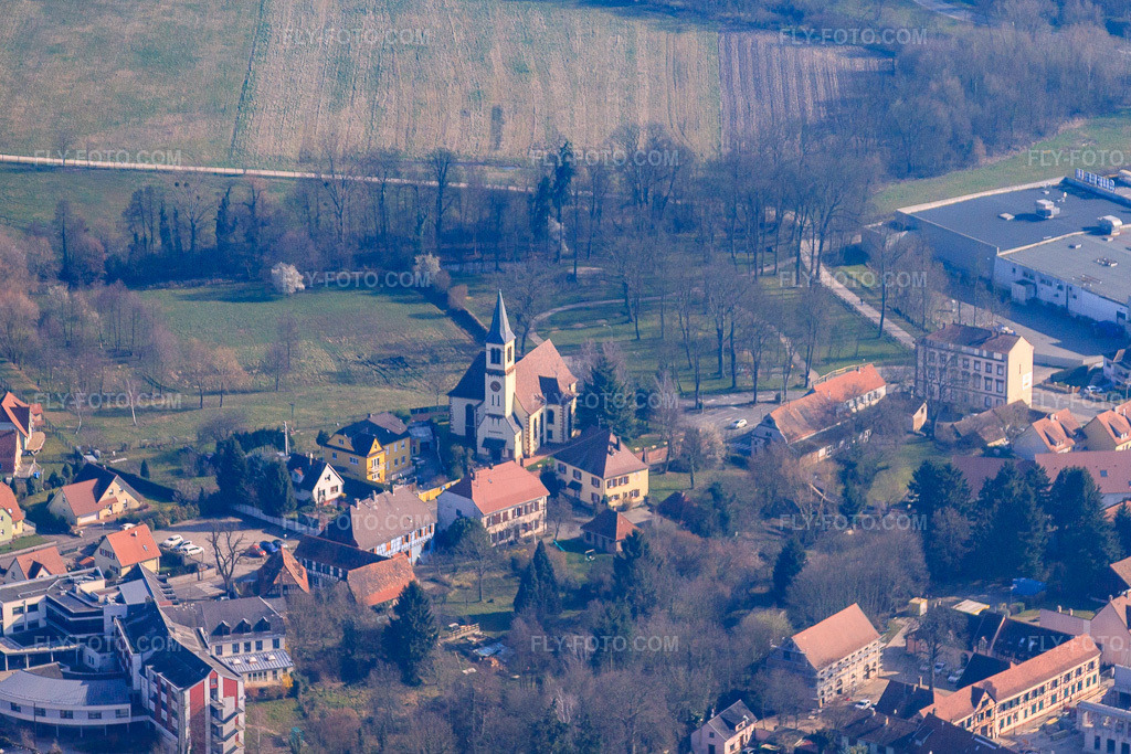 Aerial view: Protestant Church in Bischwiller in the state Bas-Rhin, France. – Photo: IMG_62864.jpg taken on 03/09/2014 by Werner Riehm/FLY-FOTO.com – Resolution of the original: 4462 x 2975 px