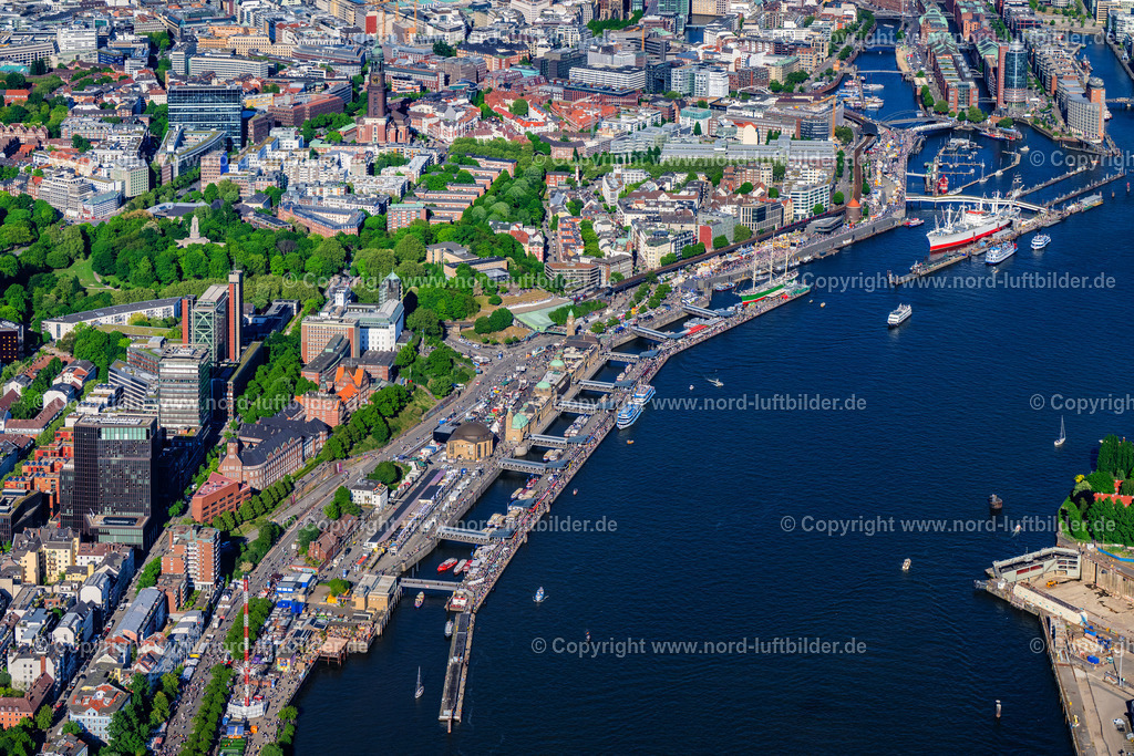 Hamburg_Landungsbrücken_Hafengeburtstag_ELS_7536110525 | HAMBURG 11.05.2025 Hafenanlagen und Landungsbrücken am Ufer des Fluss- Verlaufes der Elbe an der Straße Bei den Sankt Pauli-Landungsbrücken im Ortsteil Sankt Pauli in Hamburg, Deutschland. // Port facilities and jetties on the banks of the river course of the Elbe on the street Bei den Sankt Pauli-Landungsbruecken in the district of Sankt Pauli in Hamburg, Germany. Foto: Martin Elsen