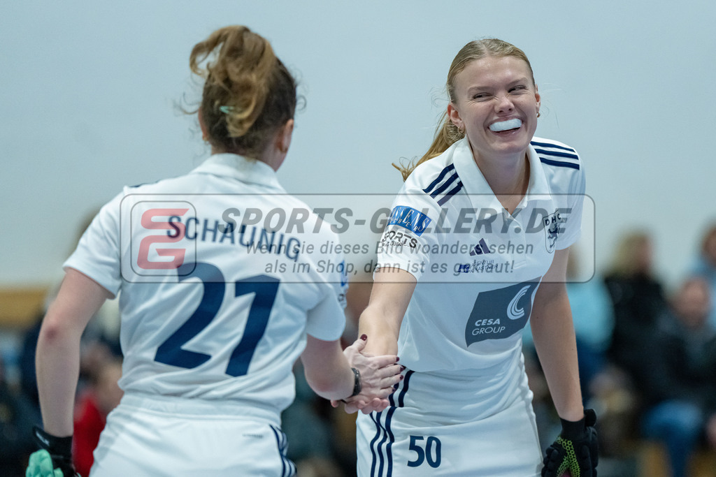 HK_20240113_107986 | 1. Bundesliga Damen Düsseldorfer HC - Club Raffelberg am 13.1.2024 DHC Halle, Düsseldorf , Maike Schaunig ( Düsseldorfer HC #21 ) , Lilly Stoffelsma ( Düsseldorfer HC #50 )