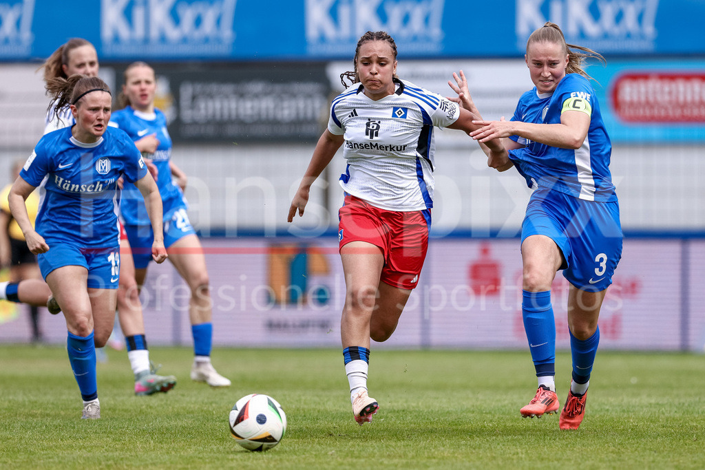 Fussball, 2. Frauen-Bundesliga, SV Meppen - Hamburger SV | v.li.: Lisa Baum (Hamburger SV, 11) und Nina Rolfes (SV Meppen, 3) im Zweikampf, Duell, Dynamik, Aktion, Action, Spielszene, DIE DFB-RICHTLINIEN UNTERSAGEN JEGLICHE NUTZUNG VON FOTOS ALS SEQUENZBILDER UND/ODER VIDEOÄHNLICHE FOTOSTRECKEN. DFB REGULATIONS PROHIBIT ANY USE OF PHOTOGRAPHS AS IMAGE SEQUENCES AND/OR QUASI-VIDEO.