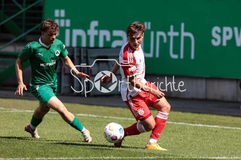 SpVgg Greuther Fürth II - FC Bayern Amateure | Im duell Marlon FRIES (spvgg #15) und Max SCHOLZE (FCB #2) / Zweikampf