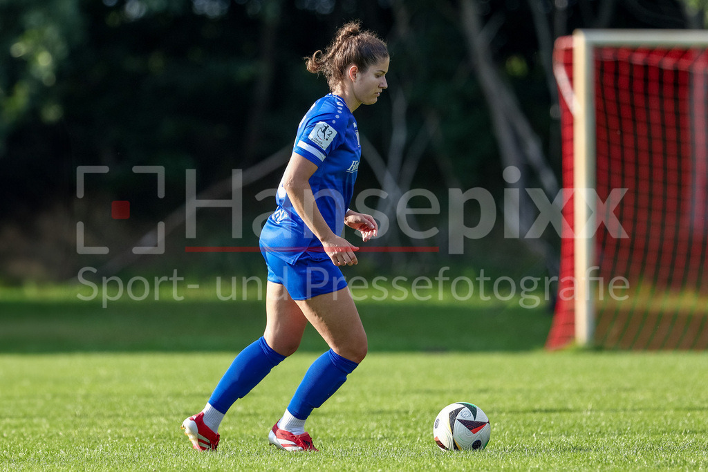 Fussball, Testspiel Frauen, SV Meppen - SpVg Aurich | Anouk Blaschka (SV Meppen, 10) am Ball, Freisteller, Einzelbild, Ganzkörper, Aktion, Action, Spielszene