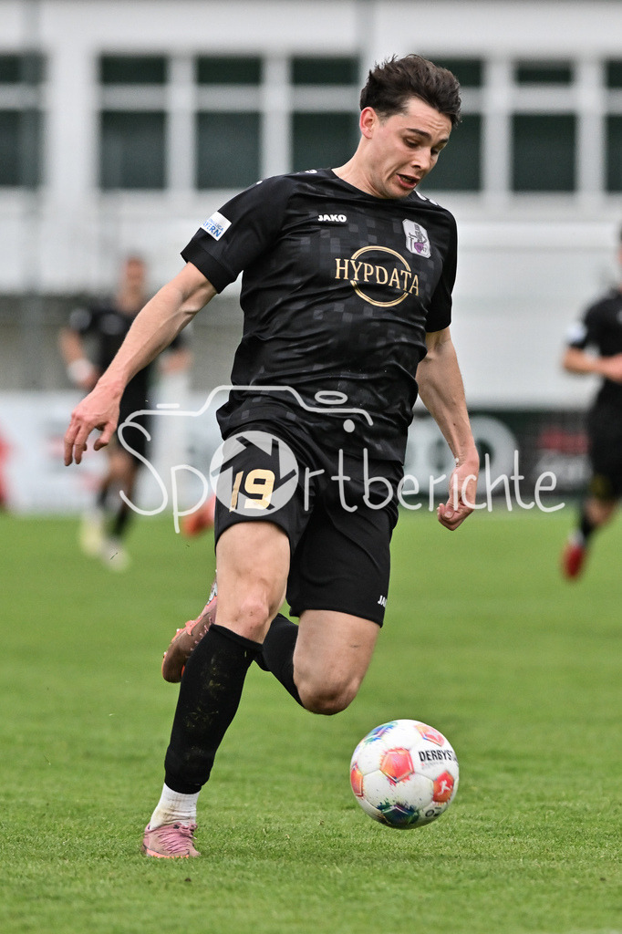 VfB Eichstätt - TSV Schwaben Augsburg | EICHSTÄTT, GERMANY - 14. APRIL: am Ball Mark RADOKI (TSV Schwaben Augsburg 19) / Einzelfoto / Freisteller während dem Match zwischen dem VfB Eichstätt und dem TSV Schwaben Augsburg am 19. Spieltag der Regionalliga Bayern im Hirsch Sportpark