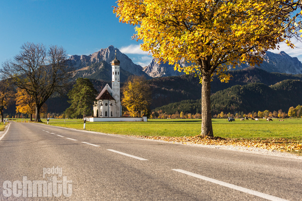 Die St. Coloman Kapelle bei Schwangau zeigt sich im herbstlichen Farbenspiel von ihrer besonders schönen Seite. Umgeben von bunten Wiesen und der beeindruckenden Allgäuer Bergkulisse lädt sie zum Verweilen und Genießen ein. | Die St. Coloman Kapelle bei Schwangau zeigt sich im herbstlichen Farbenspiel von ihrer besonders schönen Seite. Umgeben von bunten Wiesen und der beeindruckenden Allgäuer Bergkulisse sowie dem Schloss Neuschwanstein lädt sie zum Verweilen und Genießen ein. - Realisiert mit Pictrs.com