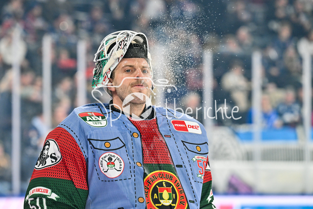 EHC RB München - Augsburger Panther | MUNICH, GERMANY - 30. DECEMBER: im Bild Michael GARTEIG (Augsburger Panther 34 beim warmup vor dem Match zwischen dem EHC Red Bull München und den Augsburger Panthern am 34. Spieltag der Penny DEL im SAP Garden