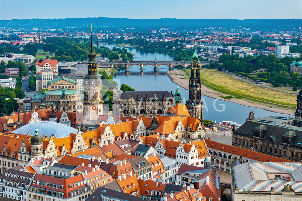Schloss-Semperoper-Hofkirche-Luftbild-Dresden_DJI_20230620065214_0124 | Luftbildaufnahme von der Dresdner Altstadt mit Blick auf das Schloss, die Hofkirche und die Semperoper in Dresden (Sachsen) - Realisiert mit Pictrs.com