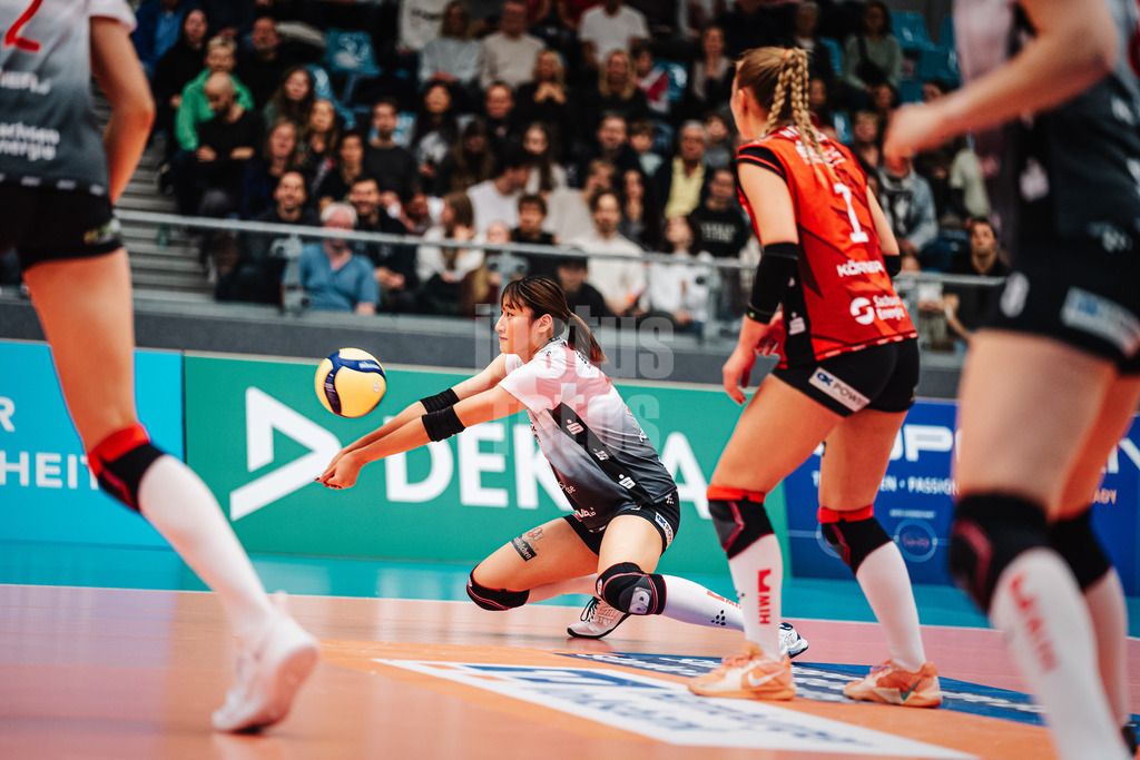 Volleyball | Frauen | Saison 2025/2026 | Volleyball Bundesliga | ETV Hamburger Volksbank Volleys vs. Dresdner SC | 15.11.2025 | Miku Akimoto (#10, Dresdner SC) nimmt den Ball an