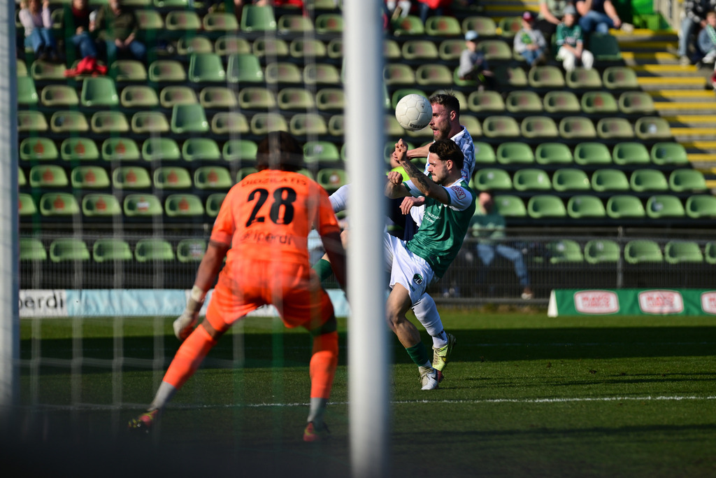 Fußball I Herren I Saison 2024-2025 I Regionalliga Nord I 25. Spieltag I VfB Lübeck - SSV Jeddeloh | Gavin Didzilatis (28, VfB Lübeck) Max Wegner (22, SSV Jeddeloh) Robin Kölle (2, VfB Lübeck) - Realisiert mit Pictrs.com