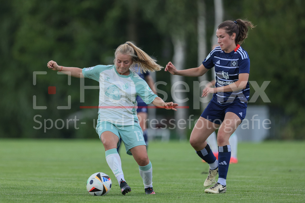 Fussball, Testspiel Frauen, Hamburger SV - SV Werder Bremen | v.li.: Ricarda Walkling (SV Werder Bremen, 13) und Pauline Machtens (Hamburger SV, 28) im Dreikampf, Zweikampf, Duell, Dynamik, Aktion, Action, Spielszene