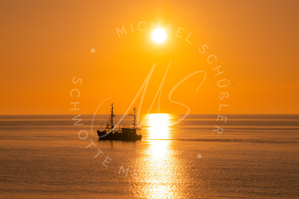 2021-10-08 SPO 54 Grad Sonnenuntergang Kutter - 020 | Krabbenkutter im Sonnenuntergang  - Realisiert mit Pictrs.com