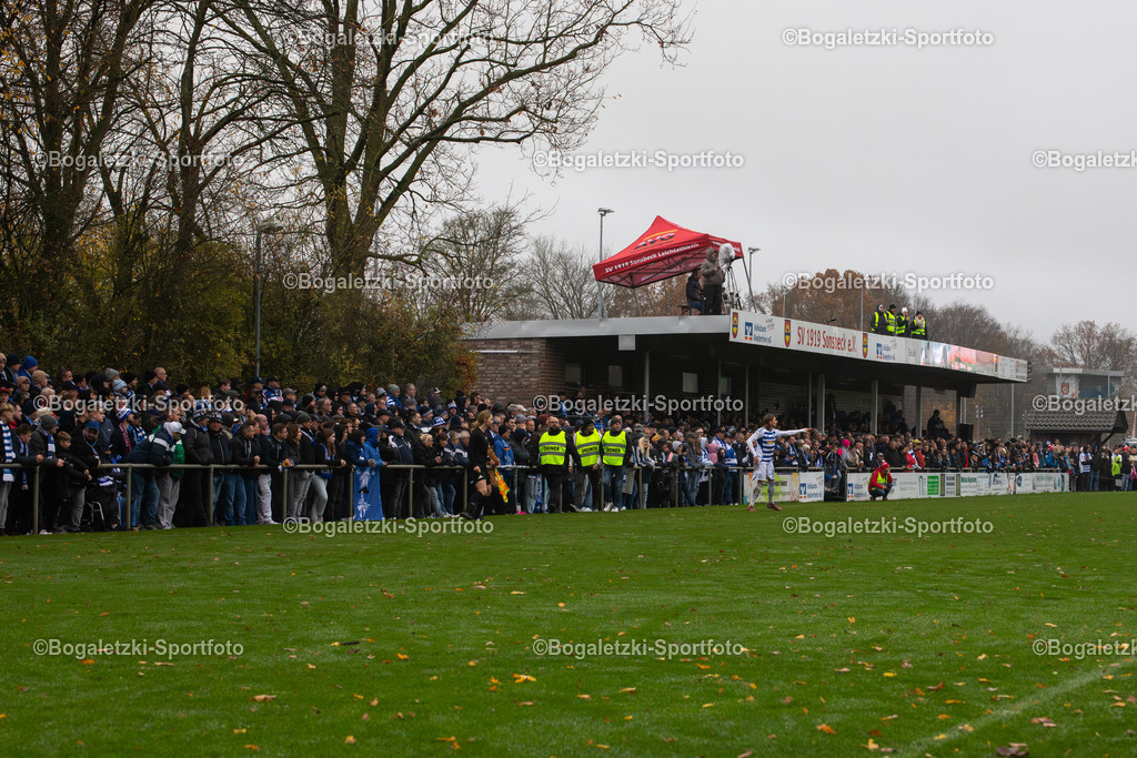 Fussball, Niederrheinpokal, SV Sonsbeck - MSV Duisburg, 16.11.2025, Willy-Lemkens-Sportpark | 16.11.2025, Fussball, Niederrheinpokal, SV Sonsbeck - MSV Duisburg: Ausverkaufte Tribüne im Willy-Lemkens-Sportpark - Realisiert mit Pictrs.com