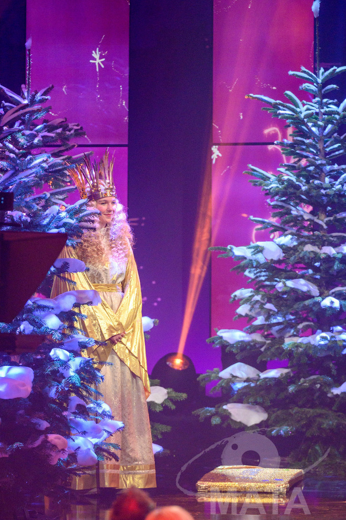 _DWI6116 | Das Nürnberger Christkind Nelli Lunkenheimer bei '30 Jahre Sternstunden-Gala 2023' in der Frankenhalle. Nürnberg, 15.12.2023 - Realisiert mit Pictrs.com