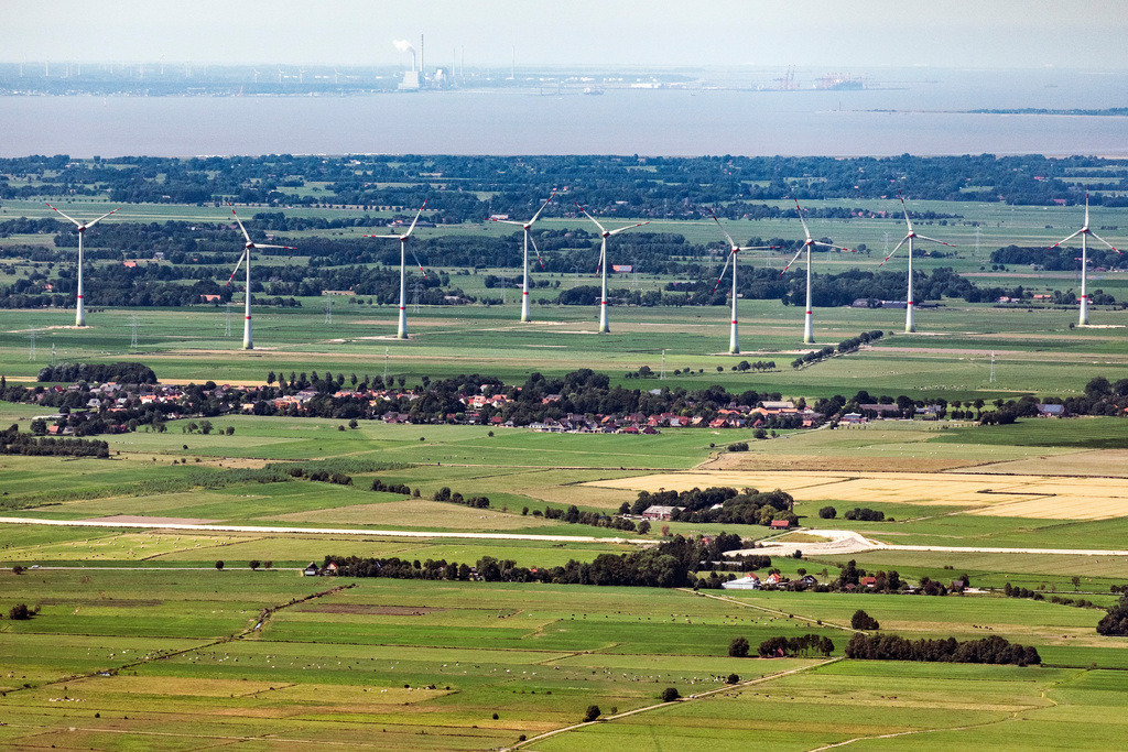 dr__0011115.jpg | JADE 18.07.2018 Windenergieanlagen ( WEA ) - Windrad- auf einem Feld in Jade im Bundesland Niedersachsen, Deutschland. // Wind turbine windmills on a field in Jade in the state Lower Saxony, Germany. Foto: Daniel Reiter