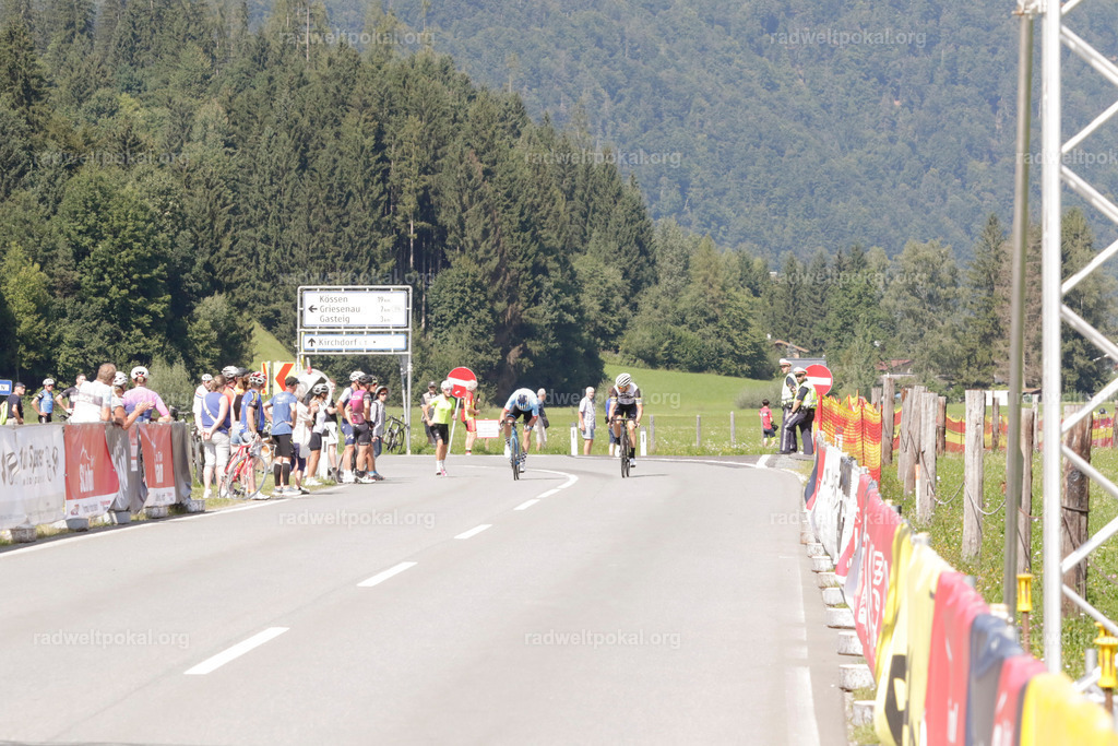 990_20230817_Bewerb_Maenner_Muehlanger | AUT - OESTERREICH, 2023-08-16: SPORT RENNRAD-FAHREN - 55. INTERNATIONALER RADWELTPOKAL IN ST. JOHANN IN TIROL  - Vintage-Radrennen mit WM-Bronze-Medaillen-Siegerin Christina Schweinberger, den Teilnehmer und Alexander Baumann (vom Orginastions-Team) - TAG 2 BEWERB MAENNER IN SECHS GRUPPEN  ; Foto: Roland Muehlanger