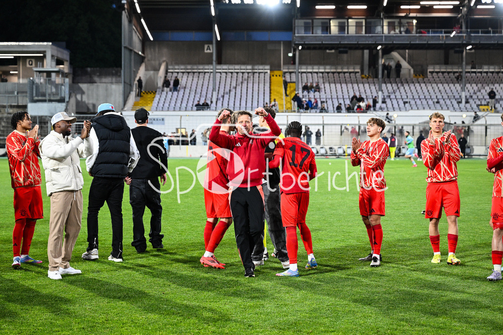 FC Bayern Amateure - Türkgücü München | Die Spieler der Bayern Amateure feiern zusammen mit den Fans nach dem letzten Heimspiel der Saison / Regionalliga Bayern: FC Bayern Muenchen II - Tuerkguecue Muenchen, Gruenwalder Stadion am 09.05.2025 / Holger SEITZ Cheftrainer FC Bayern München II