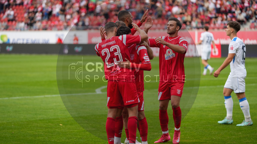 Fußball, Herren, Saison 2025/2026, Regionalliga Nordost, 5. Spieltag, Hallescher FC vs. FSV 63 Luckenwalde, Dienstag 26.08.2025, Leuna-Chemie-Stadion Halle, | Fußball, Herren, Saison 2025/2026, Regionalliga Nordost, 5. Spieltag, Hallescher FC vs. FSV 63 Luckenwalde, Dienstag 26.08.2025, Leuna-Chemie-Stadion Halle, Im Bild: Jubel beim Halleschen FC nach dem Führungstreffer durch Pierre Weber. - Realisiert mit Pictrs.com