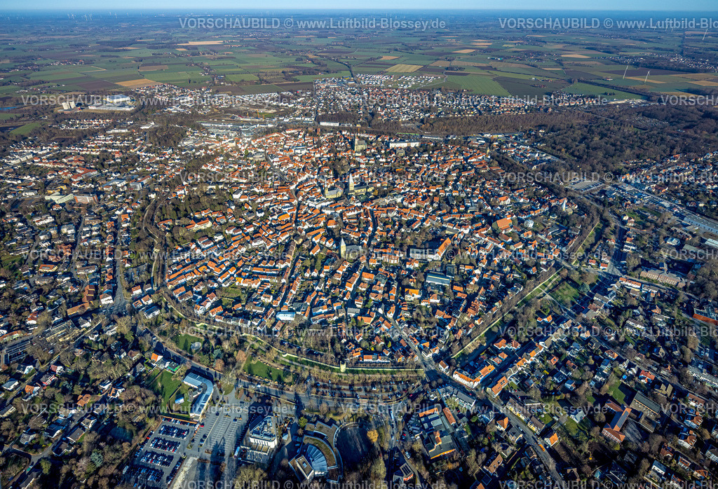 Soest260103718 | Luftbild, Altstadt mit Altstadtwall, Sankt-Petri-Kirche und St.-Patrokli-Dom kath. Kirche, Soest, Südwestfalen, Nordrhein-Westfalen, Deutschland