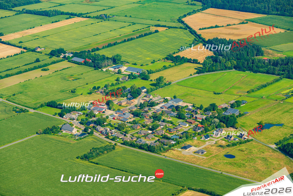 Luftbild der Stadt Westre - Die Luftaufnahme wurde 2025 vom UL-Flugzeug heraus erstellt ( keine Drohne ) - Hochauflösende Luftaufnahme - für professionelle Ausdrucke geeignet. Die Geschenkidee !Hier alle&nbsp;Infos zur Lizenzierung der LuftaufnahmeWir fliegen auch dieses Jahr wieder in Ihre Region um Luftbilder zu erstellen.- Luftbild anfragen