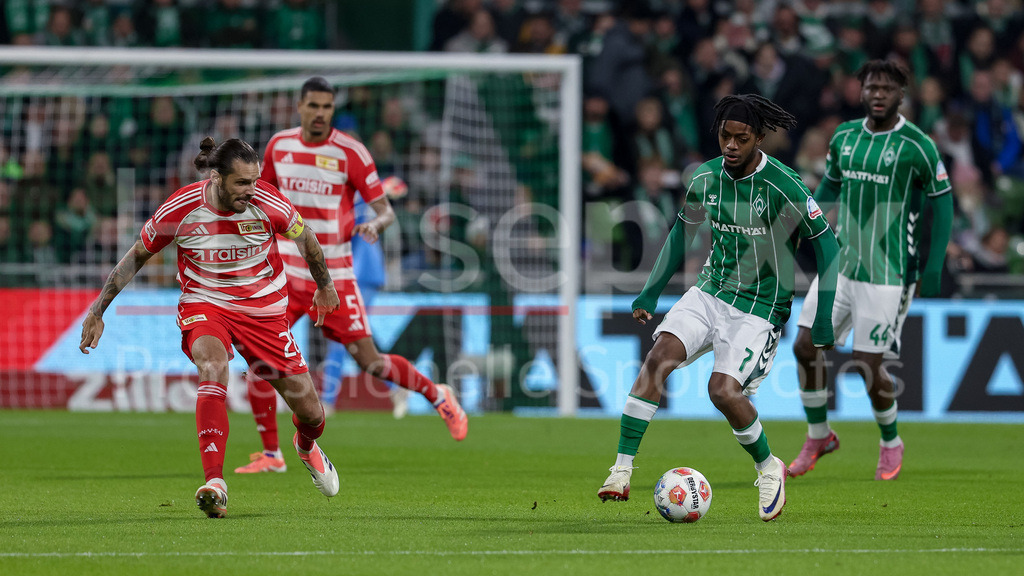 Fussball, Bundesliga, SV Werder Bremen - 1. FC Union Berlin | v.li.: Christopher Trimmel (1. FC Union Berlin, 28) und Samuel Mbangula (SV Werder Bremen, 7) am Ball, Einzelbild, Ganzkörper, Aktion, Action, Spielszene, DIE DFL-RICHTLINIEN UNTERSAGEN JEGLICHE NUTZUNG VON FOTOS ALS SEQUENZBILDER UND/ODER VIDEOÄHNLICHE FOTOSTRECKEN. DFL REGULATIONS PROHIBIT ANY USE OF PHOTOGRAPHS AS IMAGE SEQUENCES AND/OR QUASI-VIDEO.
