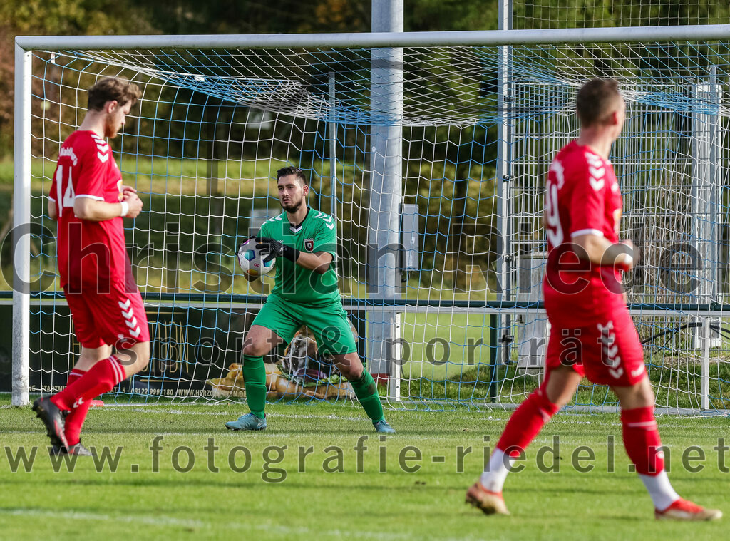 2023-11-04_091_FC_Langengeisling_gegen_VfL_Waldkraiburg | Erding, Deutschland, 04.11.2023:
Fußball, Bezirksliga Oberbayern Ost 2023 / 2024, 16. Spieltag, FC Langengeisling gegen VfL Waldkraiburg, Endergebnis: 2:0

Danis Glamocic (VfL Waldkraiburg, #14), Torwart Bekir Karatepe (VfL Waldkraiburg, #42)

Foto: Christian Riedel / fotografie-riedel.net