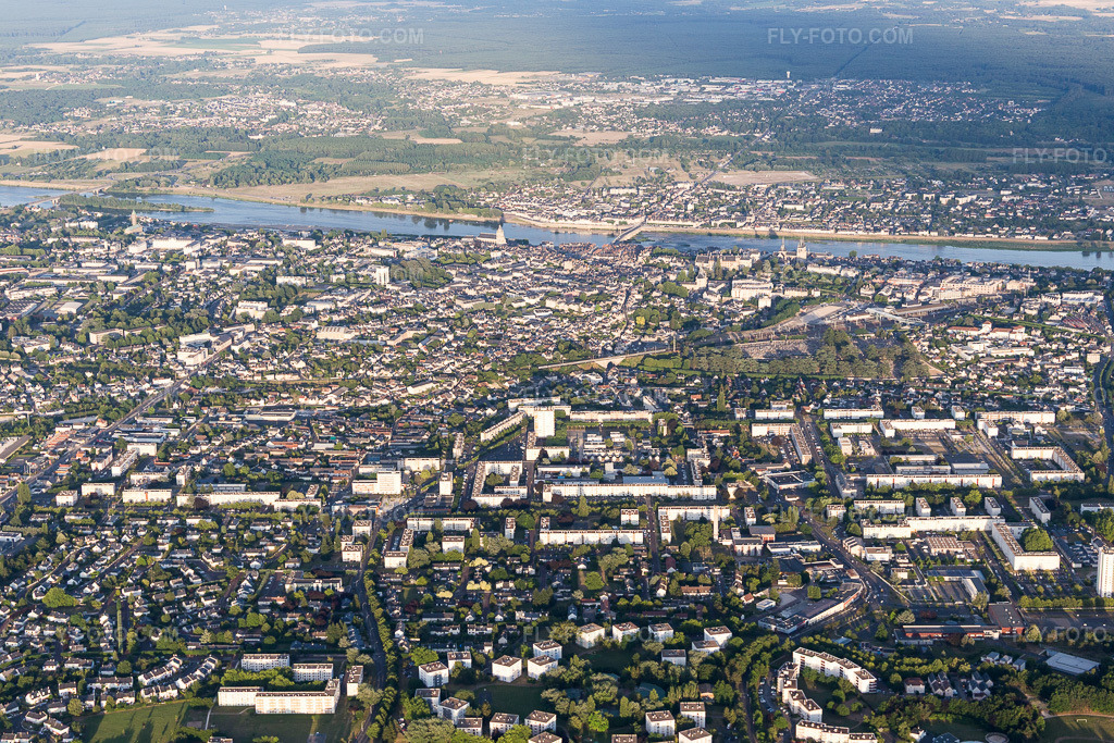 Aerial view: View of the town in Blois in the state Loir et Cher, France. – Photo: IMG_101027.jpg taken on 06/23/2017 by Werner Riehm/FLY-FOTO.com – Resolution of the original: 5472 x 3648 px