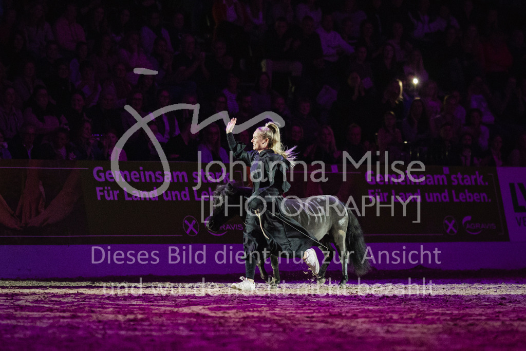 241102_Oldenburg_Show-316 | Deine schönsten Turniermomente als professionelle Fotos! Entdecke hochwertige Pferdesport-Fotografie im Online-Shop. Jetzt Fotos finden & bestellen!