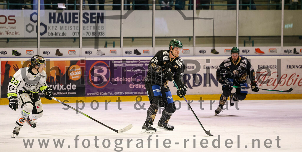 2024-02-23_107_TSV_Erding_gegen_ERSC_Amberg | Erding, Deutschland, 23.02.2024:
Eishockey, Bayernliga Playoffs 2023 / 2024, 3. Spieltag, TSV Erding gegen ERSC Amberg, Endergebnis: 2:3 n. V.

Hunter Fortin (ERSC Amberg, #22), Elia Ostwald (Erding Gladiators, #17), Maximilian Forster (Erding Gladiators, #81)

Foto: Christian Riedel / fotografie-riedel.net