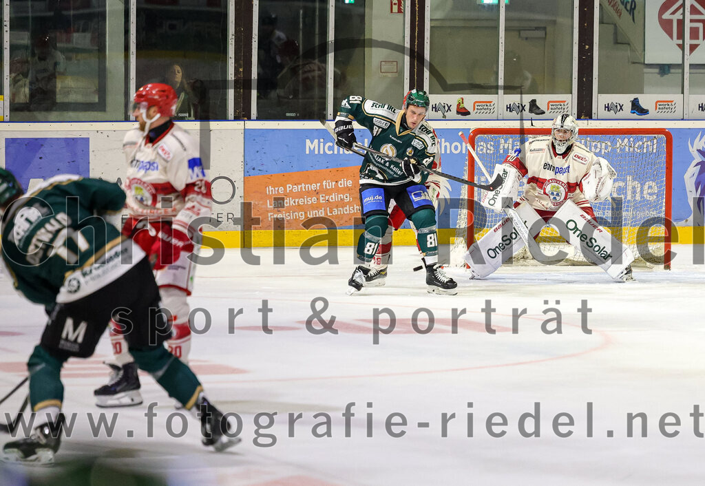 2025-09-12_179_TSV_Erding_gegen_EV_Landshut | Erding, Deutschland, 12.09.2025:Eishockey, Oberliga Süd 2025 / 2026, Testspiel, TSV Erding gegen EV Landshut, Endergebnis: 4:6Maximilian Forster (Erding Gladiators, #81), Torwart Johannes Kurrer (EV Landshut, #40)Foto: Christian Riedel / fotografie-riedel.net