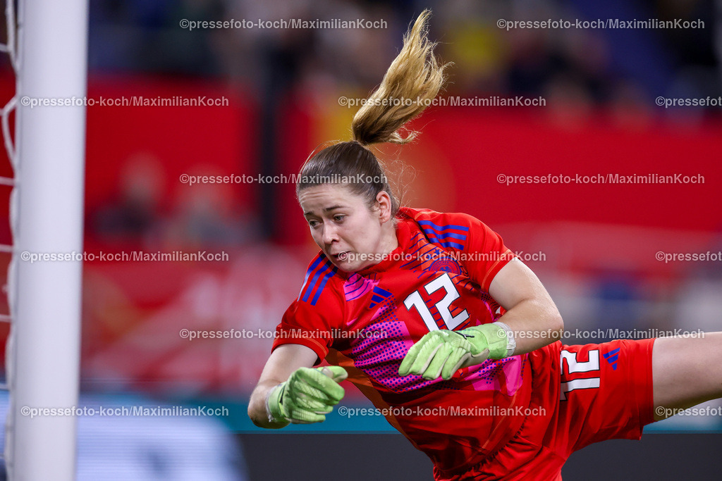 DFB28102401025 | 28.10.2024, Fußball Länderspiel Frauen, Deutschland - Australien, Schauindland-Reisen-Arena Duisburg, Saison 2024 2025: Torwart Stina Johannes (GER #12) hechtet dem Ball hinterher aber zu spät - Ausgleichtor zum 1:1