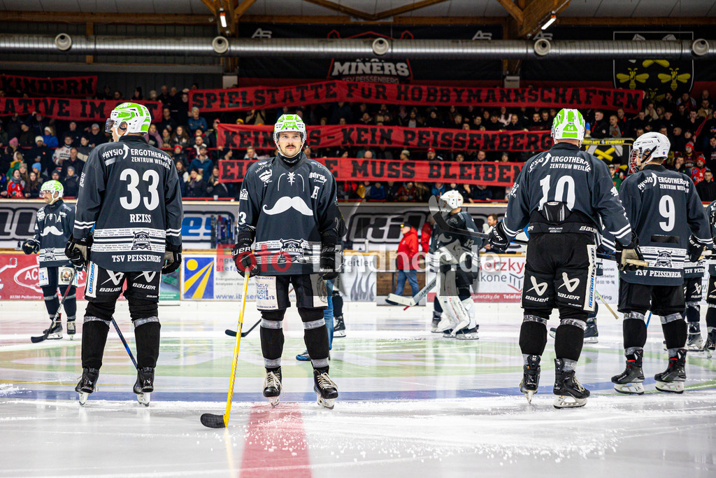 TSV Peißenberg MINERS gegen HC Landsberg RIVERKINGS | Eishockey Bayernliga Herren Vorrunde 2024/25, TSV Peißenberg MINERS gegen HC Landsberg RIVERKINGS, 20241108,Dejan VOGL (MINERS 23), Zuschauer, Banner, Spielervorstellung,2024-11-08 in Peißenberg (Eisstadion Peißenberg)Dejan VOGL (MINERS 23)Copyright: WolfgangxLindner foto-lindner.de
