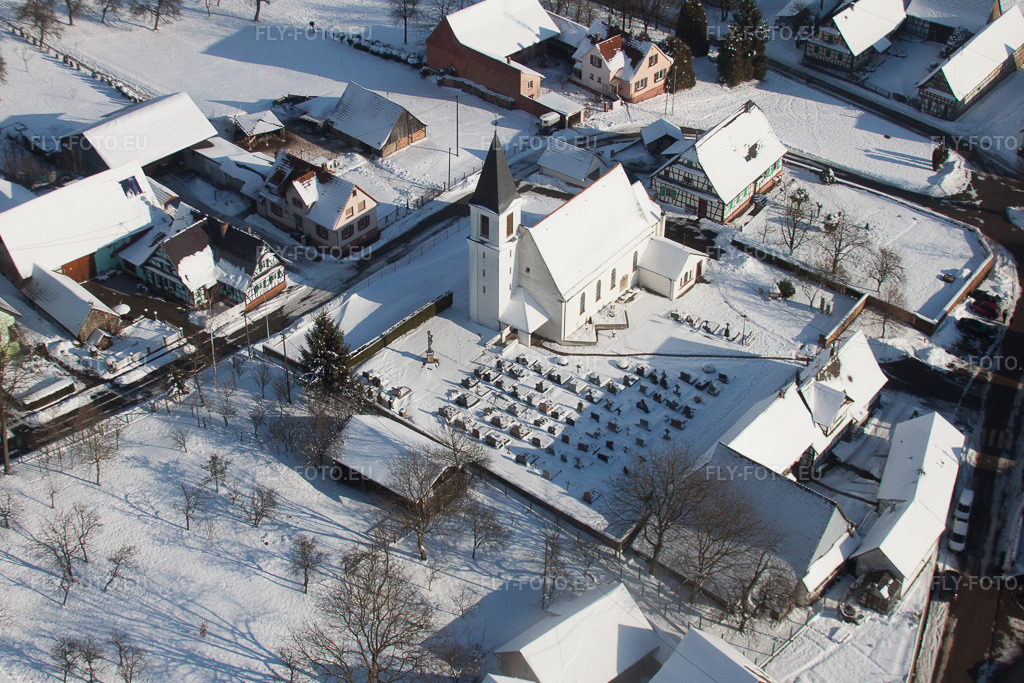 Vue aérienne: Églises enneigées au centre du village à Eberbach-Seltz dans le département Bas Rhin, France. Photo: IMG_36222.jpg prise le 02/01/2011 par Werner Riehm/FLY-FOTO.eu – Résolution de l'original: 3791 x 2527 px