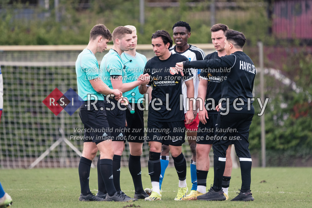 RS-1-046838 | Julian Rufidis (#28, Havelse) reicht Alexander Roppelt (Schiedsrichter) die Hand