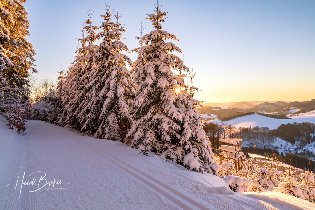 Abendstimmung im Winter | Sonnenuntergang im verschneiten Sauerland - Realisiert mit Pictrs.com